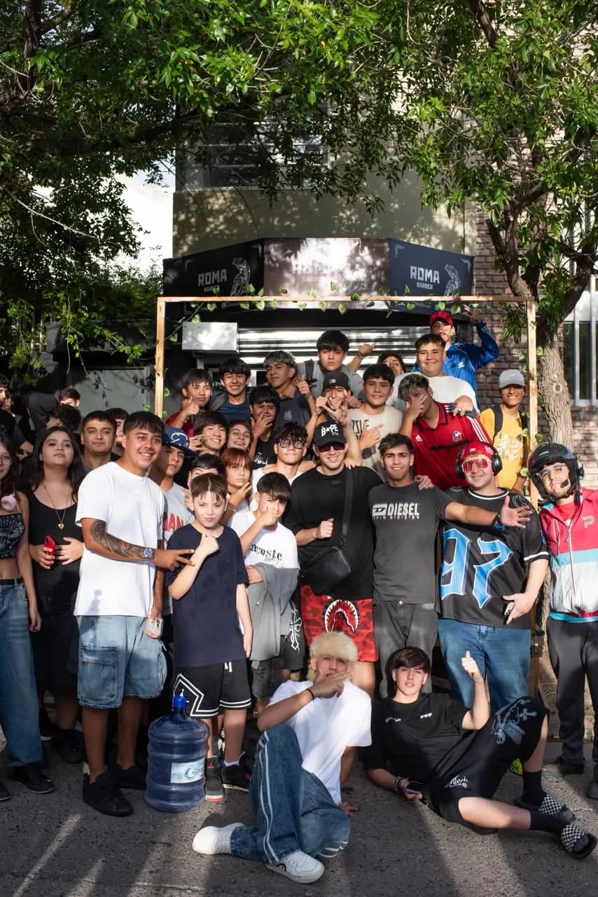 La vereda de ROMA llena de gente el día de la visita